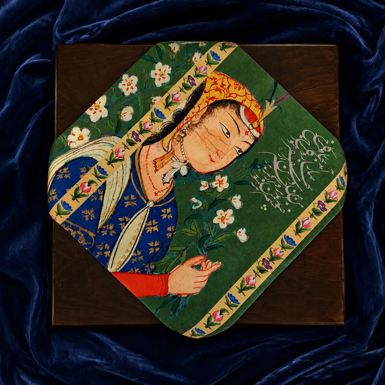 رومیزی مخمل بهار در قاب سبز